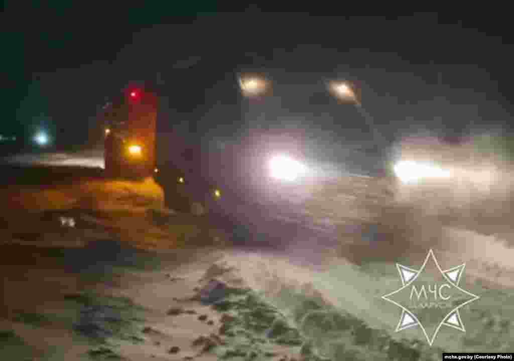 Супрацоўнікі Міністэрства надзвычайных сытуацыяў ужо ў ноч на 9 студзеня выяжджалі для дапамогі кіроўцам, аўтамабілі якіх захрасьлі ў гурбах сьнегу.