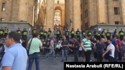 Полиция освободила территорию перед парламентом от палаток