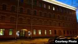 Последнее здание Музея ГУЛага вечером.