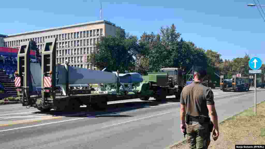 Над 2500 парчиња опрема, оружје и воени возила беа прикажани на парадата.