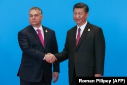 Премьер-министр Венгрии Виктор Орбан встречается с лидером Китая Си Цзиньпином на форуме инициативы «Один пояс — один путь» в 2019 году