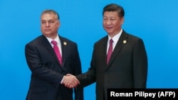 Прем’єр-міністр Угорщини Віктор Орбан (л) вітається з керівником Китаю Сі Цзіньпіном (п) під час форуму ініціативи «Пояс і шлях» у Китаї 2019 року