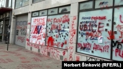 Poruke ispisane na prostorijama SNS posle napada na studente, Novi Sad, januar 2025.
