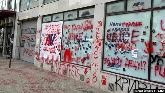 Poruke ispisane na prostorijama SNS posle napada na studente, Novi Sad, januar 2025.