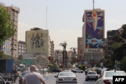 „Racheta a căzut în mijlocul demonilor”, proclamă un panou din centrul Teheranului, pe 16 iulie 2025, după ce Iranul a atacat Israelul cu rachete.