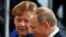 Germaniýanyň kansleri Angela Merkel (çepde) we Russiýanyň prezidenti Wladimir Putin. Arhiw suraty.