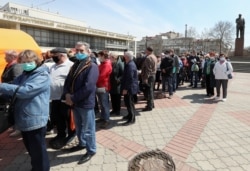 Coadă la vaccinarea cu Sputnik V (Gam-COVID-Vac) lângă statuia lui Vladimir Lenin in Simferopol, Crimeea.