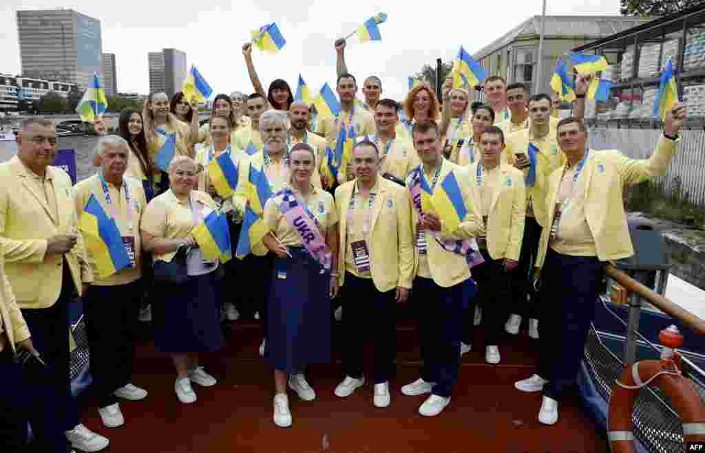 На Іграх в Парижі виступає найменша кількість українських атлетів за всі Олімпіади &ndash; усього 140 спортсмен.&nbsp;Український прапор на відкритті тримали тенісистка Еліна Світоліна та плавець Михайло Романчук.&nbsp;