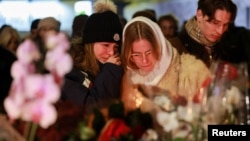 Хора скърбят, след като пожар в заведение в Кран Монтана, Швейцария уби 40 младежи и рани други 115