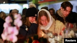 Oamenii deplâng victimele incendiului din noaptea de Revelion de la barul „Le Constellation” din Crans-Montana.