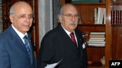 Müvəqqəti prezident Fuad Mbazaa (solda) və baş nazir Məhəmməd Qannuşi. 17 yanvar 2011