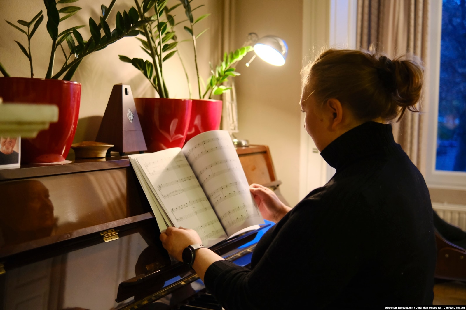 Українка дивиться на ноти