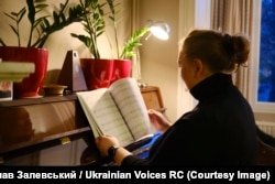 Українка дивиться на ноти