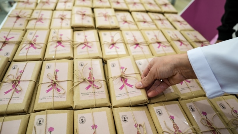 Proteza e paruke për gratë e prekura nga kanceri në gji