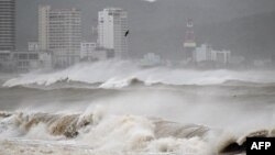 Dallgë të fuqishme në provincë Gia Lai të Vietnamit, para se shteti të goditej nga tajfuni Kalmaegi. 6 nëntor 2025