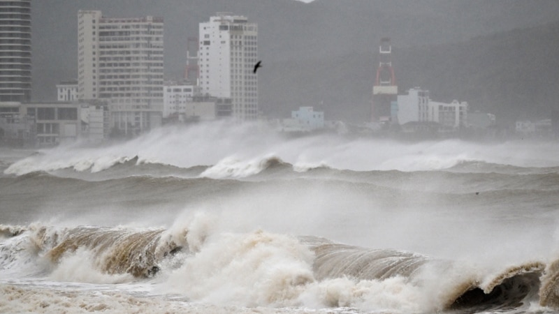 Tajfuni Kalmaegi godet Vietnamin pasi vrau të paktën 140 persona në Filipine