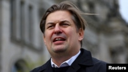 Maximilian Krah, membru al Parlamentului European al partidului de extremă dreapta din Germania AfD, el însuși cercetat de legături suspecte cu Rusia și China, a fost șeful angajatului cercetat de procurorii belgieni.