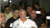ის ბორკილდადებული გამოიყვანეს საცხოვრებელი კორპუსიდან.