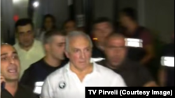 ის ბორკილდადებული გამოიყვანეს საცხოვრებელი კორპუსიდან.