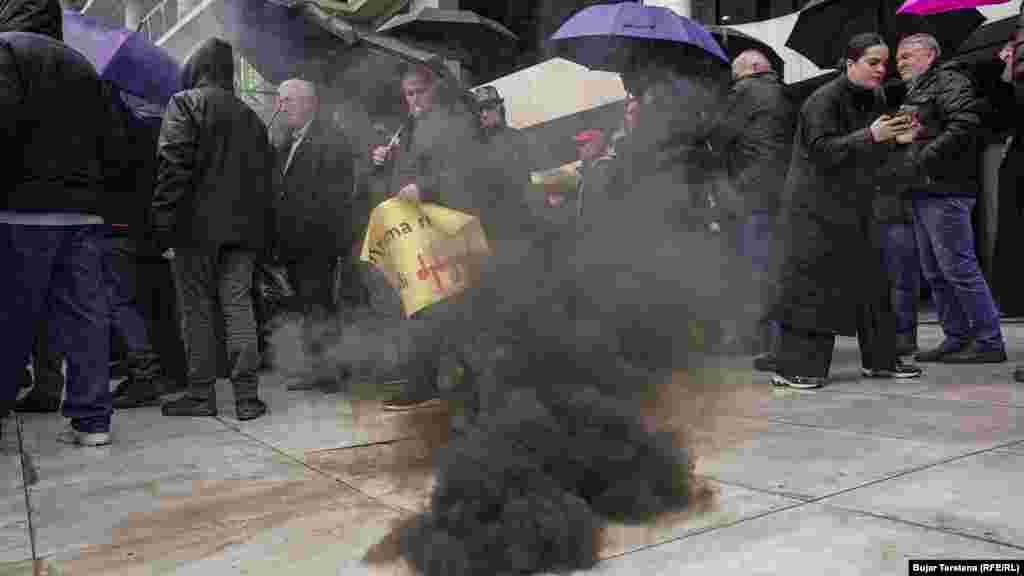 Protestuesit hodhën tymues para zyrave të ZRRE-së në Prishtinë. 