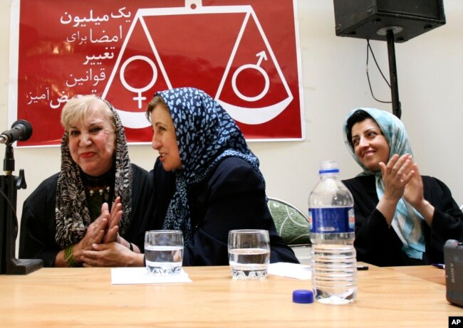 نرگس محمدی (چپ) در کنار شیرین عبادی (وسط) و سیمین بهبهانی در نشستی در تهران، تیرماه ۱۳۸۷