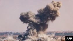 Füst száll Rafah fölé a Gázai övezet déli részén egy izraeli bombázás után 2023. október 19-én