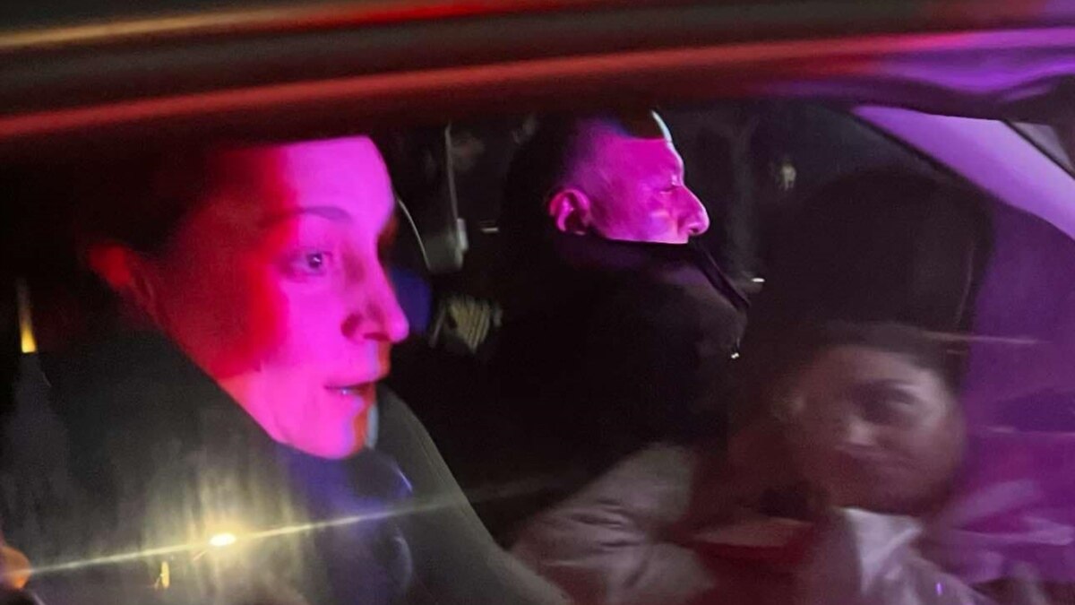 ელენე ხოშტარიას ცნობით, დაკავების შემდეგ პოლიციელებმა დაზიანება მიაყენეს და სრულად გააშიშვლეს