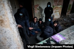 Due to the poor facilities at the migrant center in Timisoara, these migrants said they preferred to stay in abandoned buildings. (file photo)