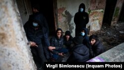 Solicitanți de azil descoperiți într-o clădire abandonată din Timișoara în urma unei acțiuni a Poliției de frontieră, duminică 31 ianuarie 2021.