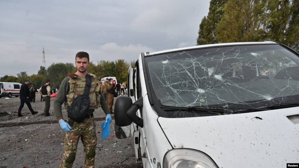 Представник поліції на місці удару російської ракети на околицях Запоріжжя, 30 вересня 2022 року 