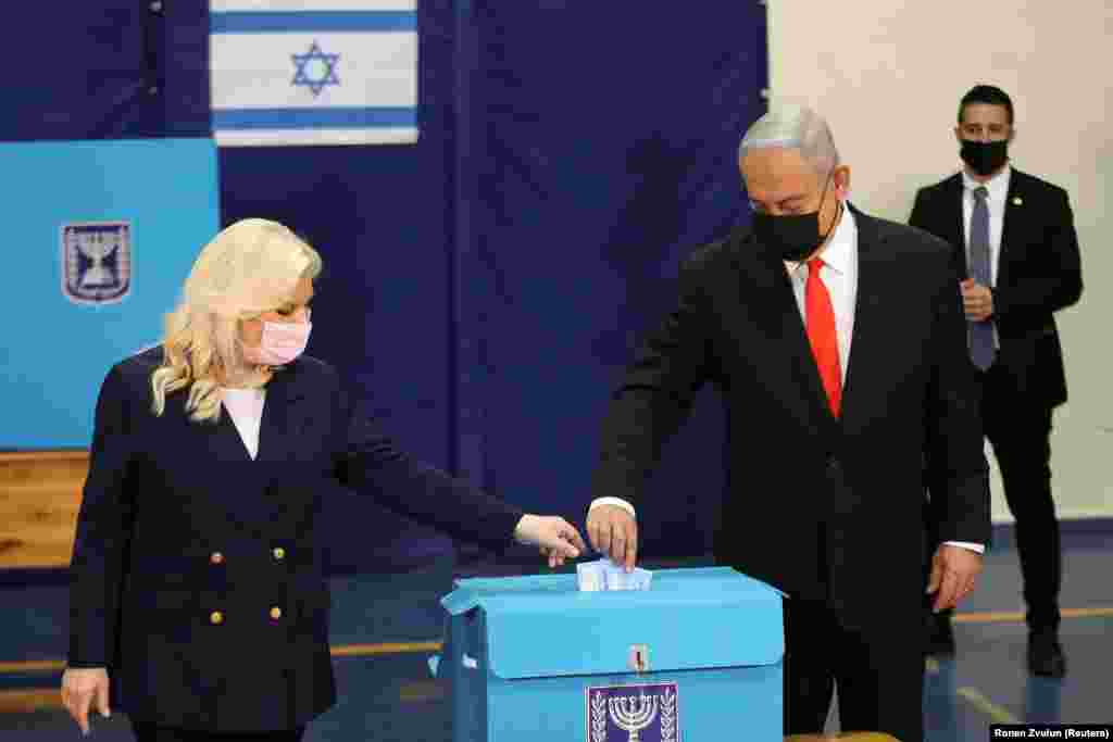 Benjamin Netanjahu miniszterelnök és felesége, Sara leadja szavazatát.