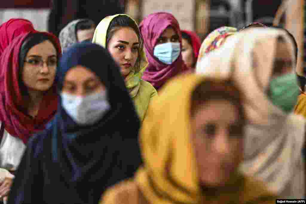 Gratë afgane takohen në Kabul më 2 gusht për të diskutuar për abuzimet e pretenduara nga talibanët. Shumë gra në Kabul preferojnë që të mbajnë shami të kokës kur janë në publik ose nuk i mbulojnë fare flokët e tyre. Por, me avancimin e talibanëve ato mund të detyrohen që të veshin burka.