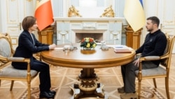 Ukrainian President Volodymyr Zelenskyy meets with Moldovan President Maia Sandu in Kyiv on January 25.