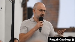 Журналіст Свабоды Дзьмітры Гурневіч задае пытаньне падчас публічнай часткі канфэрэнцыі