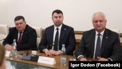 Vasile Costiuc, liderul „Democrația Acasă”, partid declarat pro-european, între socialiștii Igor Dodon și Petru Burduja, la întâlnirile din cadrul vizitei de la Tbilisi.