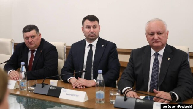 Vasile Costiuc, liderul „Democrația Acasă”, partid declarat pro-european, între socialiștii Igor Dodon și Petru Burduja, la întâlnirile din cadrul vizitei de la Tbilisi.