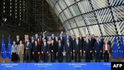 Fotografia familjare e udhëheqësve të BE-së dhe Ballkanit Perëndimor që morën pjesë në samitin e mbajtur në Bruksel më 17 dhjetor 2025. 