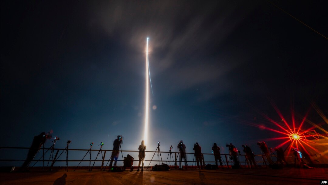 Oamenii fac fotografii în timpul lansării rachetei Vulcan a societății United Launch Alliance, în zborul său de debut de la Cape Canaveral, Florida, SUA. 8 ianuarie 2024