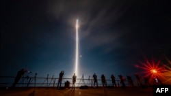 Oamenii fac fotografii în timpul lansării rachetei Vulcan a societății United Launch Alliance, în zborul său de debut de la Cape Canaveral, Florida, SUA. 8 ianuarie 2024