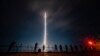 Ljudi promatraju lansiranje rakete Vulkan kompanije United Launch Alliance iz Space Launch Complexa 41d na Cape Canaveral Space Force Stationu u Cape Canaveralu, Florida, 8. januara 2024.