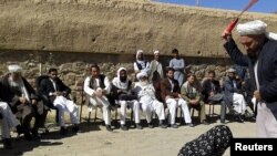 طالبان: در شهر قلات مرکز ولایت زابل، شش تن چندی پیش بازداشت شدند. پس از تحقیق و اثبات جرم، از سوی محکمه استیناف به مجازات علنی محکوم شدند. عکس از آرشیف