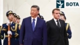 Presidenti i Kinës, Xi Jinping (majtas) me presidentin francez, Emmanuel Macron në pritjen e organizuar për liderin francez në Pekin më 4 dhjetor 2025.