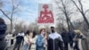 Активисты, прибывшие на женский марш, в парке Ганди, перед началом шествия. Алматы, 8 марта 2021 года. 