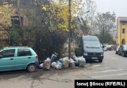 Strada Luca Stroici din Sectorul 2 al Bucureștiul este tot timpul plină de gunoaie