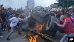 Protestele împotriva interdicției de scurtă durată de acces la rețelele de socializare au escaladat și au devenit din ce în ce mai violente.