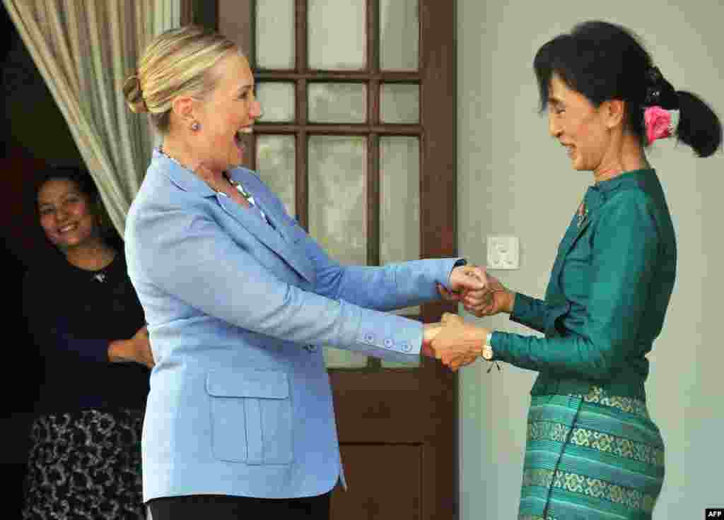 Suu Kyi greets U.S. Secretary of State Hillary Clinton following a meeting at Suu Kyi&#39;s residence in Yangon on December 2, 2011.