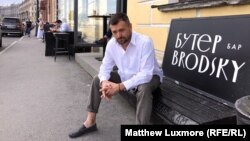 Aleksandr Zatulivetrov ispred svog restorana Buterbrodski u Sankt Peterburgu. Procjenjuje da je njegov gubitak iznosi pet miliona rubalja (68.000 USD) za što krivi vladino loše upravljanje krizom.