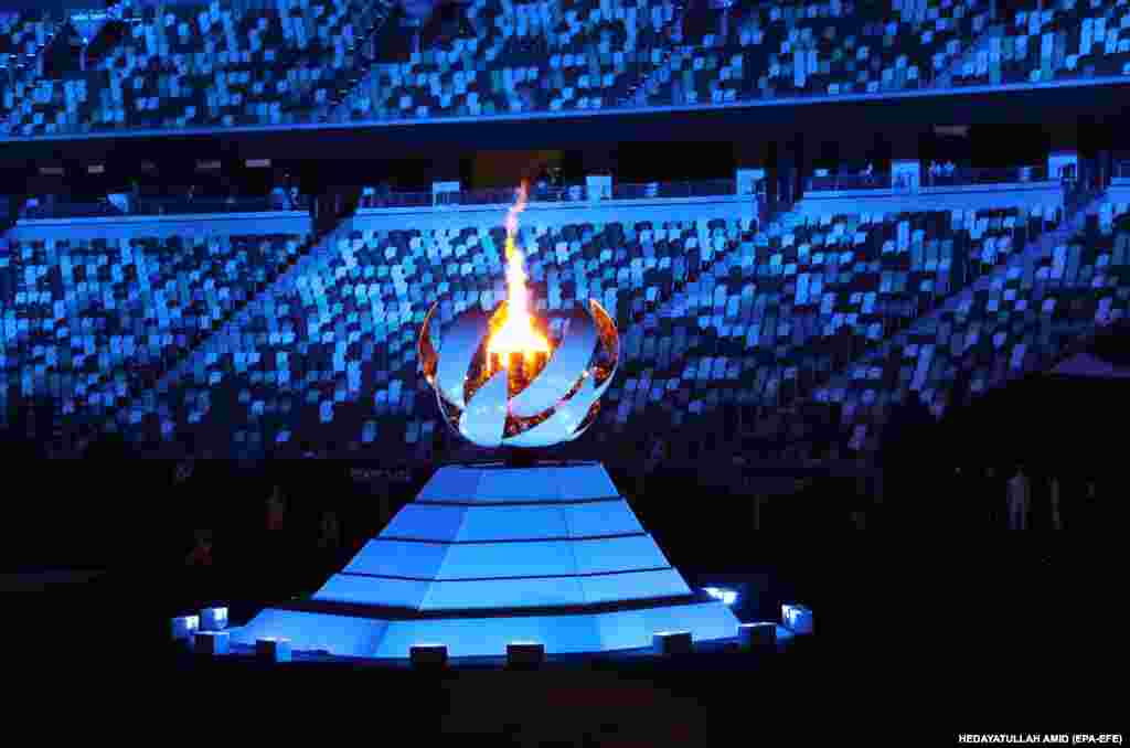 Олимпийский огонь во время церемонии закрытия Игр в Токио-2020 на Олимпийском стадионе, 8 августа 2021