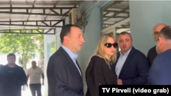 ირაკლი ღარიბაშვილი და ნუნუ თამაზაშვილი პირველ საუნივერსიტეტო კლინიკასთან