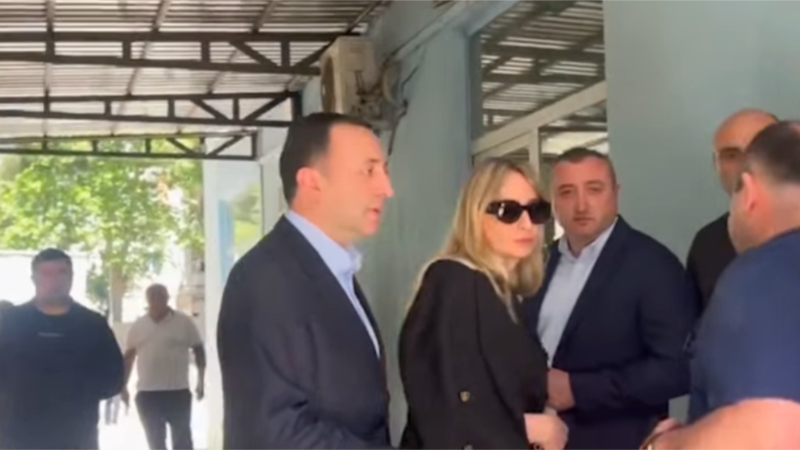 ირაკლი ღარიბაშვილი მივიდა კლინიკაში, რომელშიც თორნიკე რიჟვაძე გადაიყვანეს